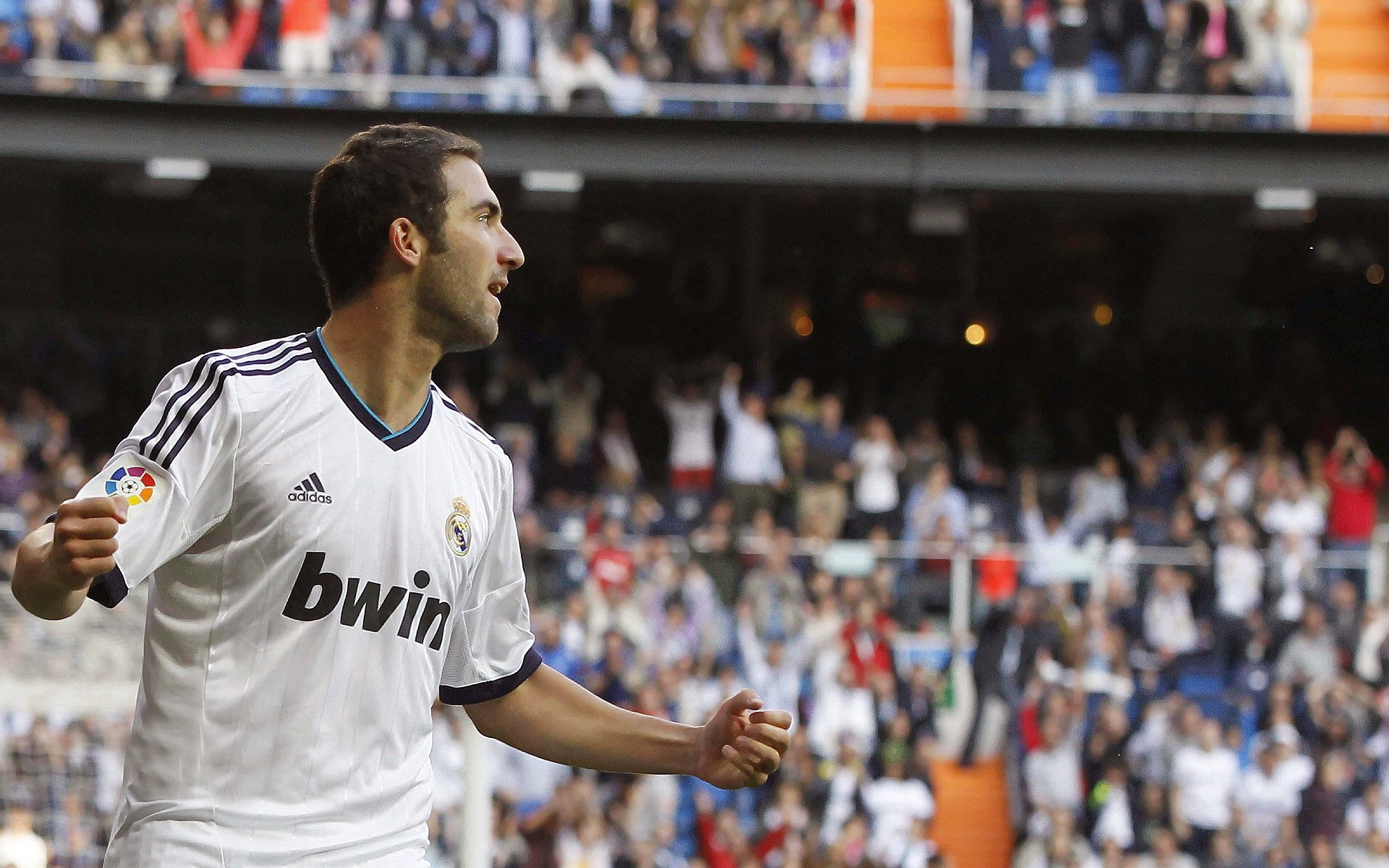 爱游戏-晋级下一阶段首场状态出色，掘金观众沸腾！塔图姆重返赛场气势如虹延续