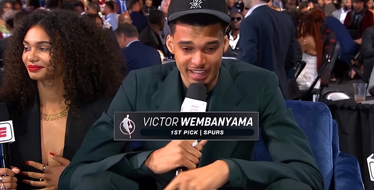  文班亚马连续空接暴扣 